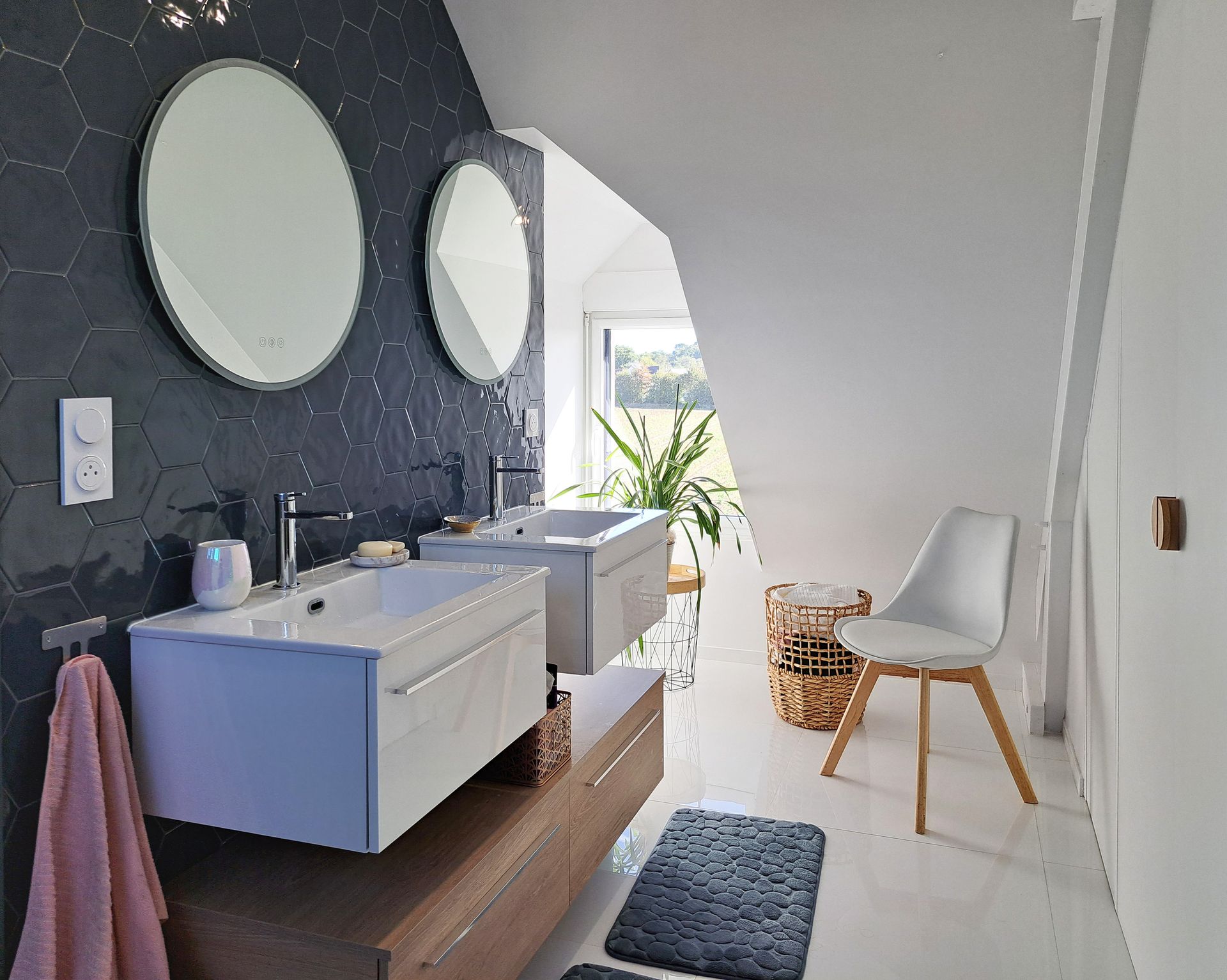 crédence hexagonale meuble vasque suspendu salle de bain combles lumineux Coupe maison passive bois paille
