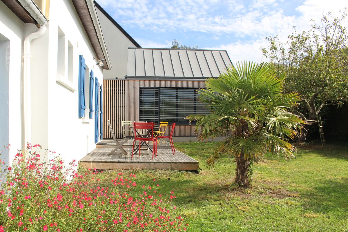 Maison écologique en paille et bois brulé