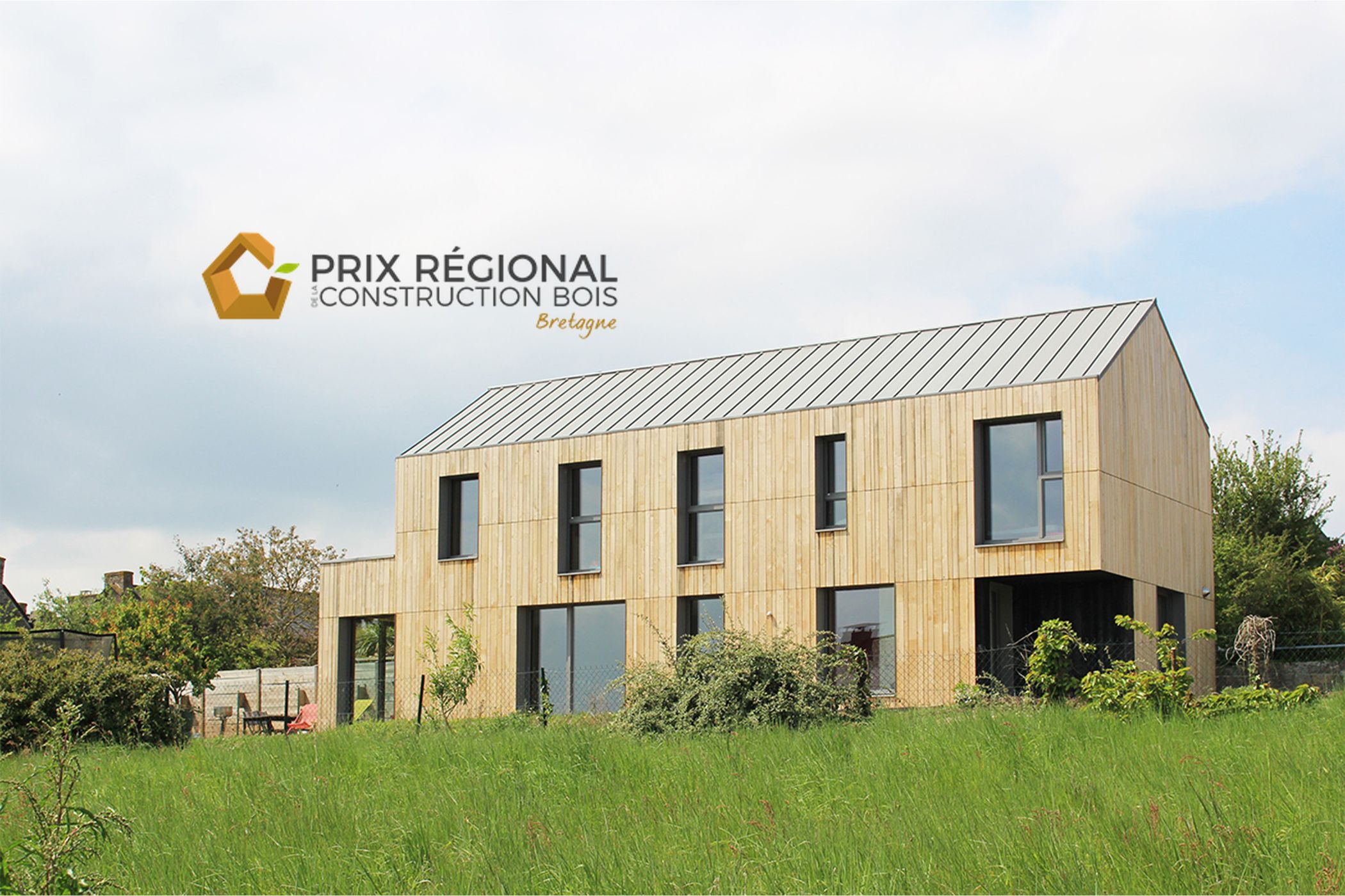 Maison écologique en paille et bois brulé