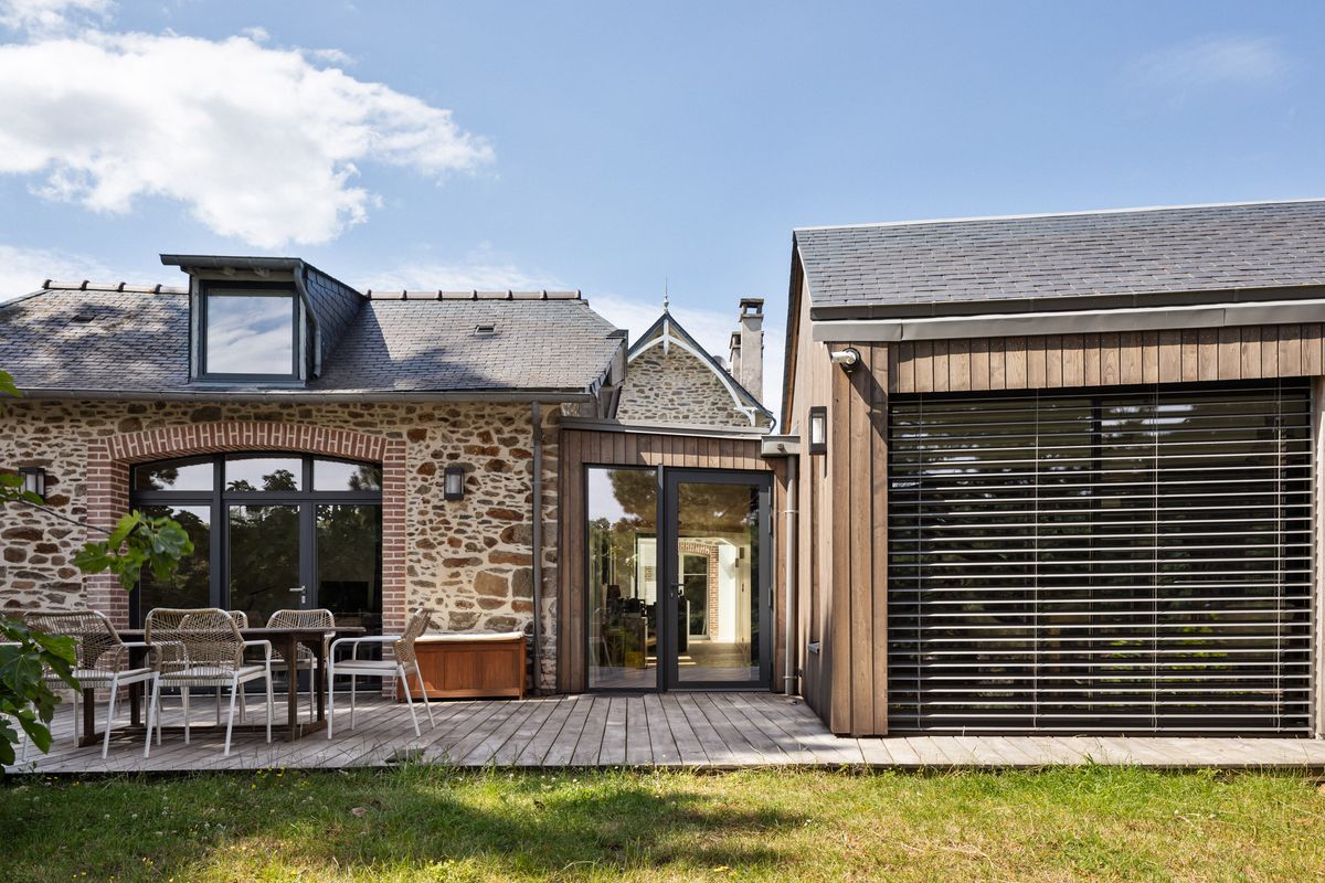 Maison écologique en paille et bois brulé
