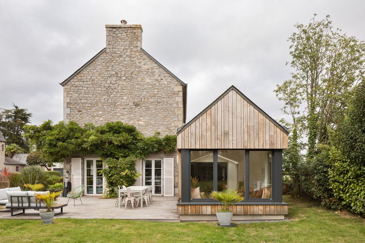Maison écologique en paille et bois brulé