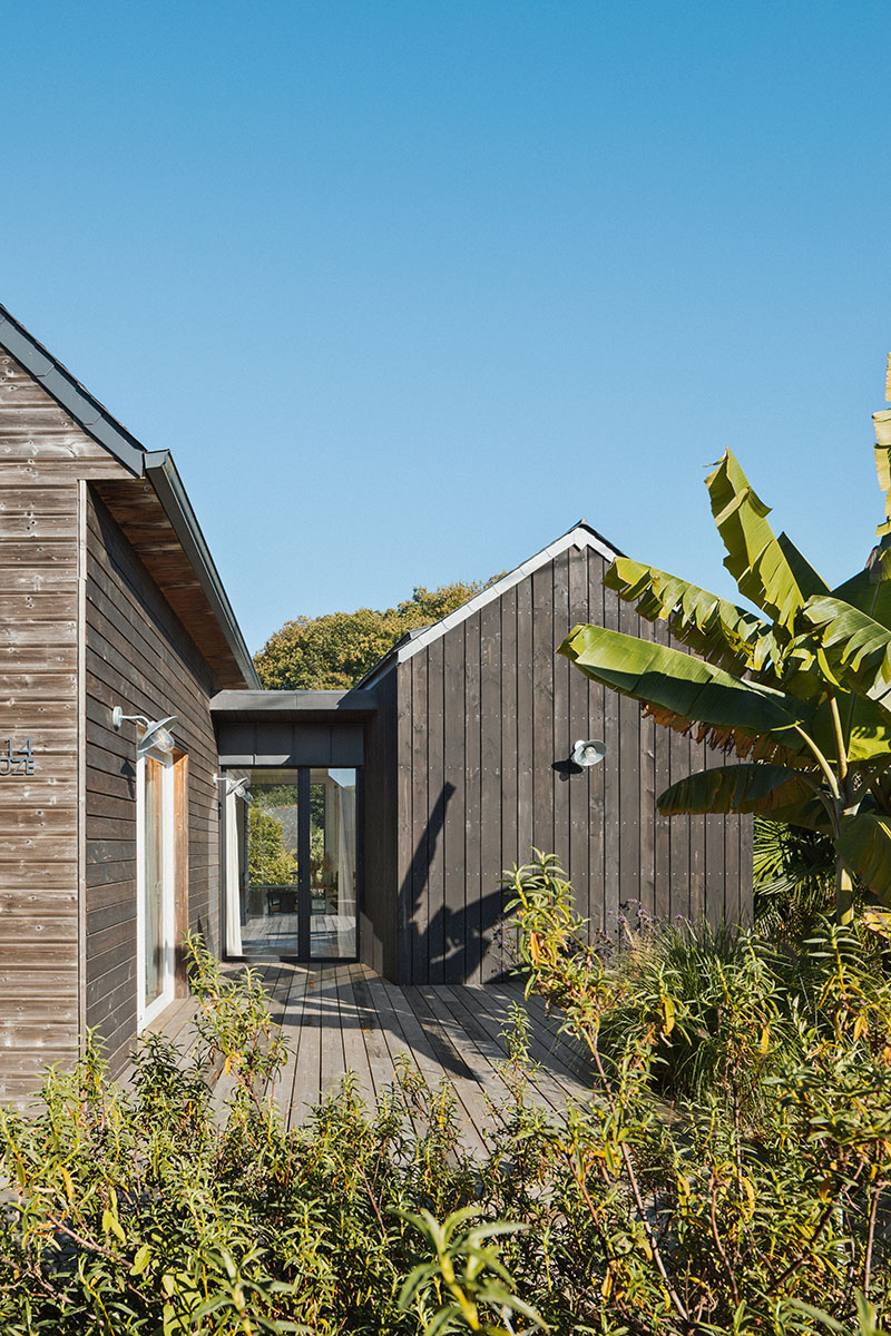 Extension en bois noir à Plouer sur Rance Maison bois passive vue extérieure