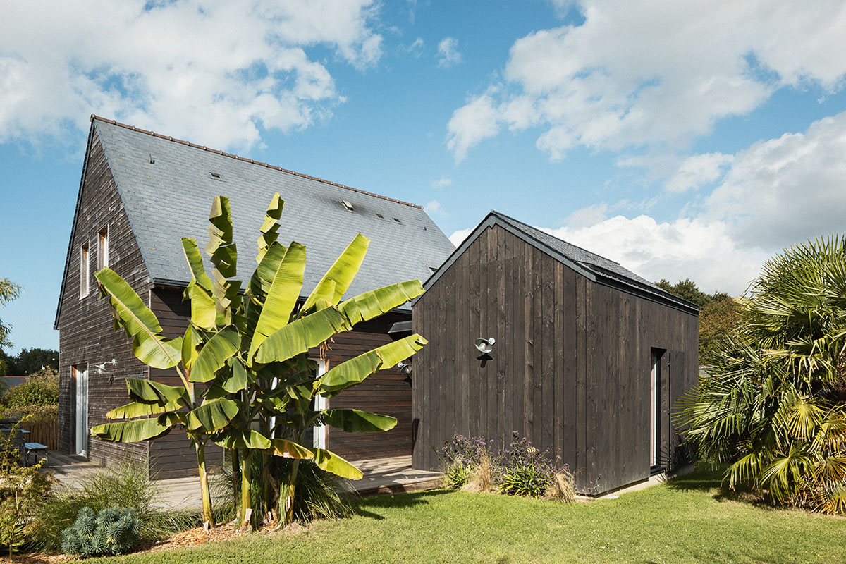 Maison écologique en paille et bois brulé