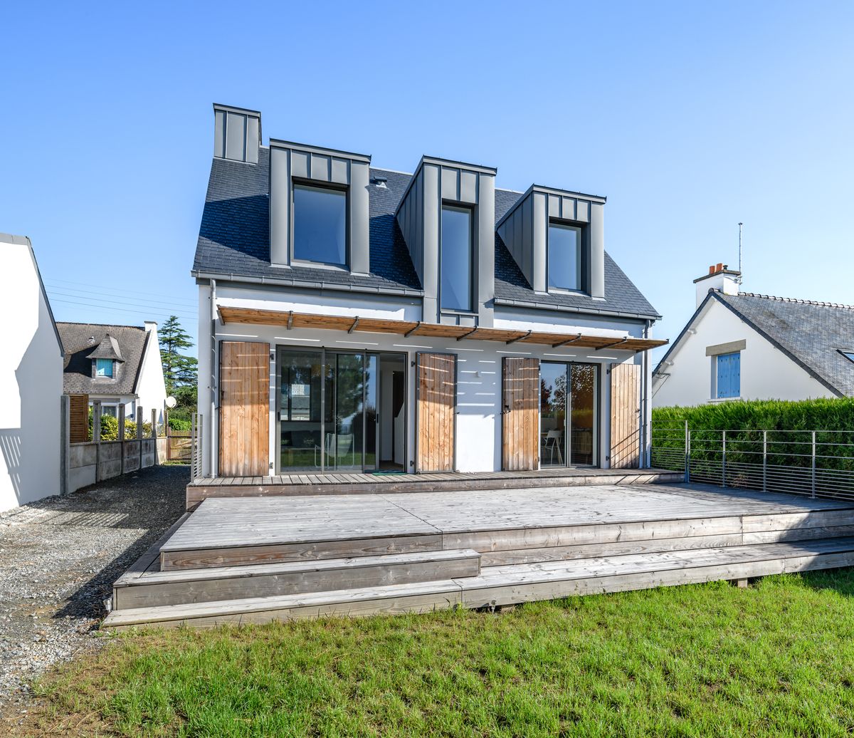 Maison écologique en paille et bois brulé