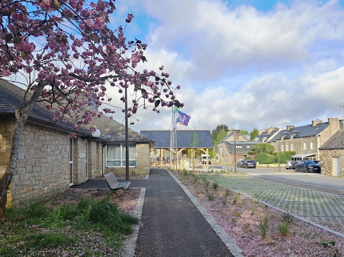 Vue halle de Langrolay sur Rance dans le contexte Est Halle de village de Langrolay sur Rance