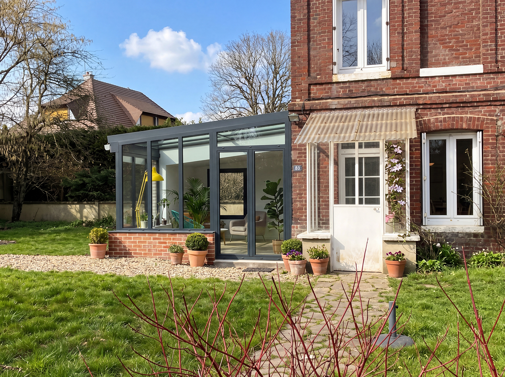 vue extérieure extension brique et verrière
